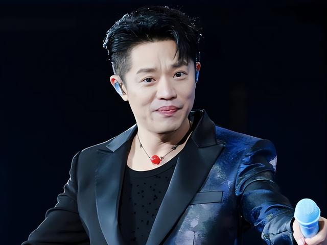 墙倒众人推？风波6个月后，曾毅近况曝光，令人恶心的一幕出现了