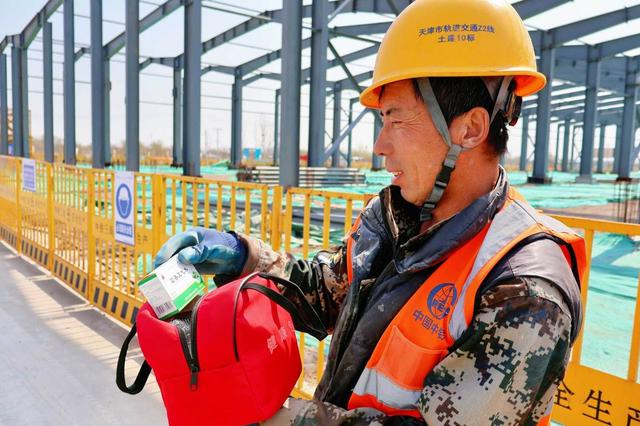 暖心“健康包”守护建设者