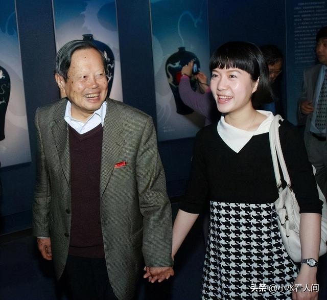 万万没想到	，杨振宁去世，恶心一幕，有人喊她继续照顾杨振宁儿子