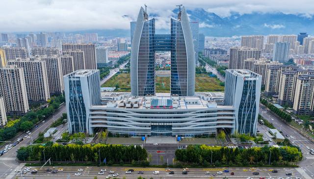 云雾中的泰岳：山与城的对话
