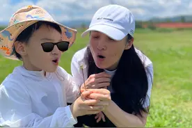 蒋勤勤罕晒俩儿子近照，17岁哥哥似陈建斌翻版，弟弟和妈妈长超像图片