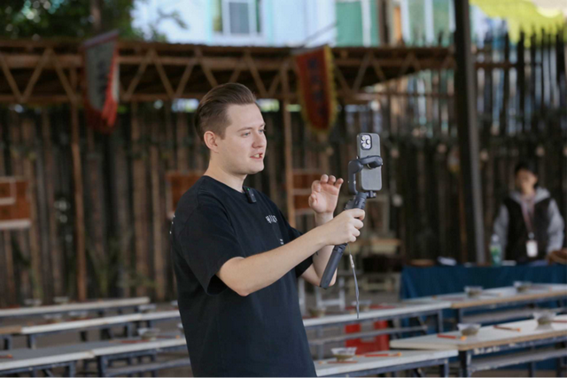 河泥+阳光=软黄金？国际主播网红沉浸式体验香云纱技艺魅力