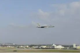 美国突然下战书，36架F-15战机前出琉球，驻港部队向东南亚集结图片