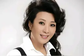 王静她来自山东青岛，她和演员王刚以及主持人王静仅仅是同名罢了图片