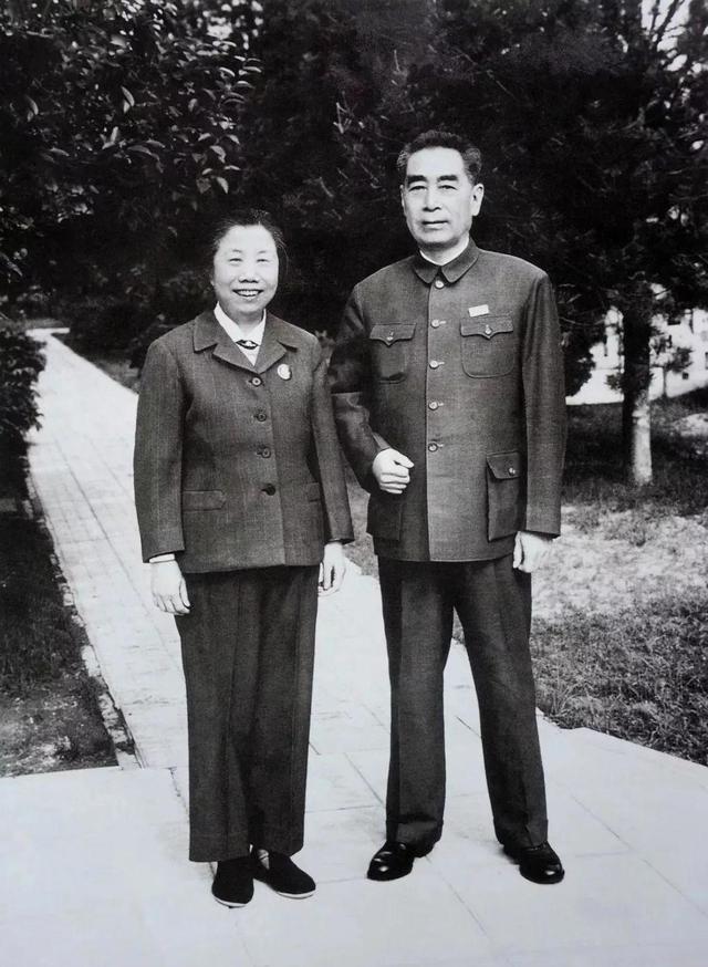 58年，周总理学游泳的照片，看那些小伙，肌肉发达，个个都是高手