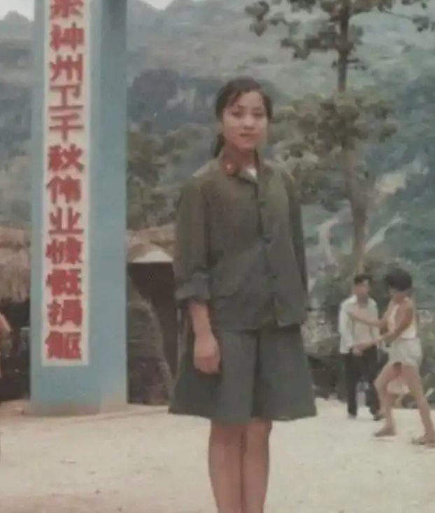 86年老山战场，亲吻临终士兵的女战士张茹，29年后去他墓前探望