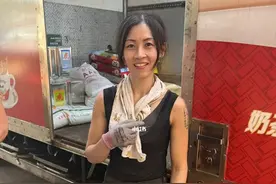 “香港最美搬运工”再现街头：如今干回老本行，面孔瘦到脱相图片