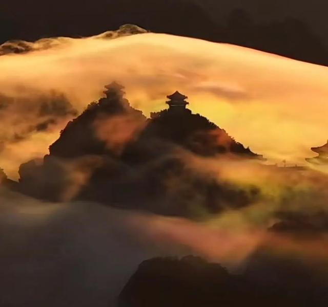 老君山云海霞光里的秋日寄语