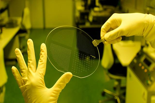 日本扬言让中国科技倒退10年，就等首相签字！不料中国已率先出手