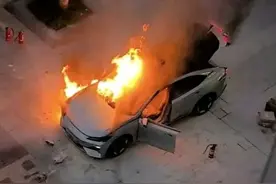 深蓝03磕底盘自燃 又自己灭了 厂家CEO发声 网友:后面又复燃了图片