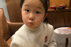 重庆“阳光女孩”豆豆坐上春晚观众席 妈妈：这是最难忘的春节图片