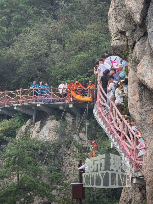 河南老君山景区一游客坠崖，景区回应：系游客自行翻越栏杆，已送医救治无生命危险
