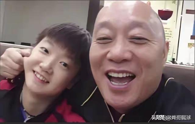北京大满贯 孙颖莎的家人也来了 恩师掌声最快 莎莎居然这样称呼他