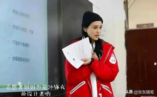 毛阿敏19岁的女儿，竟然是我们熟悉的她！穿红色冲锋衣太清纯了