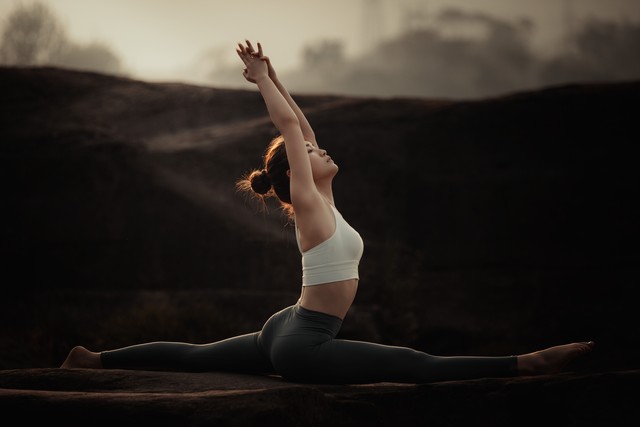 不要命了?女子景区无护栏水边倒立做瑜伽,景区回应引爆全网!