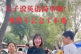 尴尬死了！高考考场外的显眼包妈妈火了，考生儿子不知所措图片