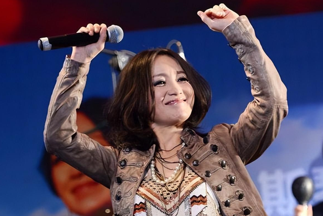 她连上5次春晚，私下却和恩师同居怀孕被骗流产，今57岁依然单身
