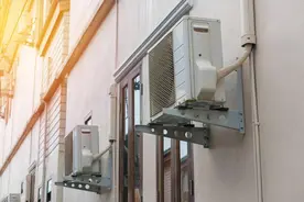 空调外机日晒雨淋，要不要遮一下？还好空调安装师傅提醒，记心上图片