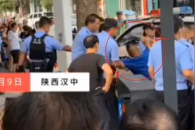 越闹越大！因没戴头盔与交警起冲突，车主突发疾病致死，家属崩溃图片