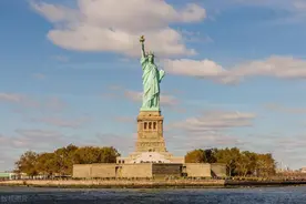 美国州长不听总统的，总统有权崩了他吗？图片