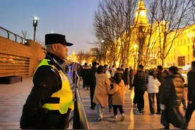 人流密集！上海警方采取措施：外滩多个通道只进不出！这几天哪里人最多？有景点拥挤到发红图片