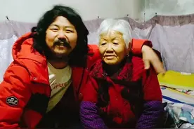 摆摊拾荒16年捐款百万男子因奶奶去世崩溃，胡雷发文称：我无家可归了，太累了图片