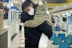 1米68的小学生女儿发烧了，还非得老父亲抱着，评论区笑死我了图片