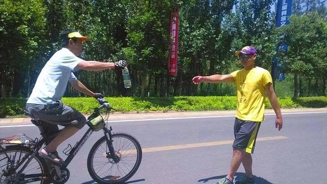 哈佛医生亲荐！倒走5分钟胜过正走万步，护膝还能练大脑