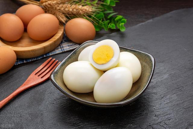 糖尿病不能吃鸡蛋？内分泌科主任：不想血糖飙升，少吃这几种主食