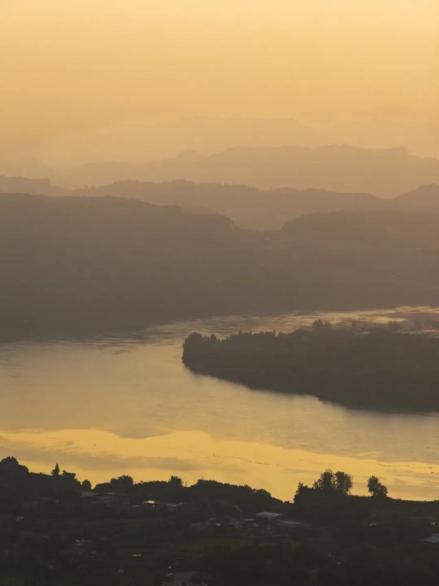 被重庆光芒掩盖，这座小城被一碗“刨猪汤”带火，景点几乎免费看
