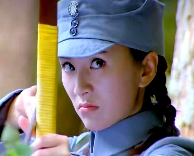 化浓妆上战场，穿短裙打鬼子，抗日神剧中的离谱造型，太辣眼睛了