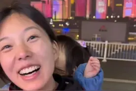 女子带两娃摆摊后续：一婚丈夫跳河，二婚被赶出门，攒钱给娃看病图片