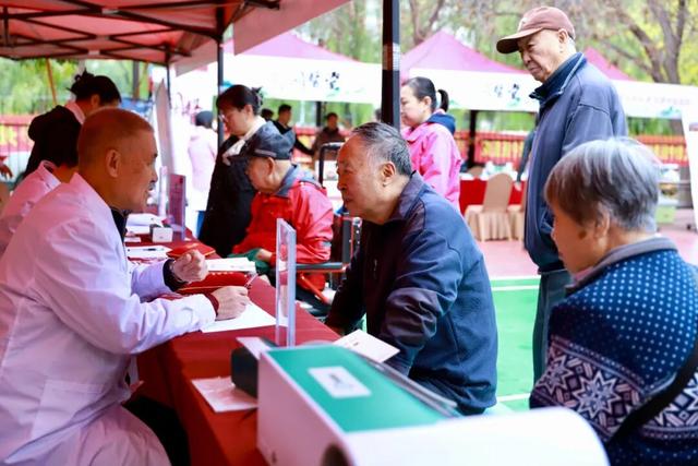 太原市小店区：第三届城市养生文化进商圈暨中医药文化宣传活动“敛秋市集”启幕