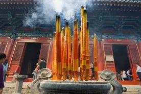 烧香拜佛有讲究，“烧香不许两愿，拜佛三不求”，福报自然来图片