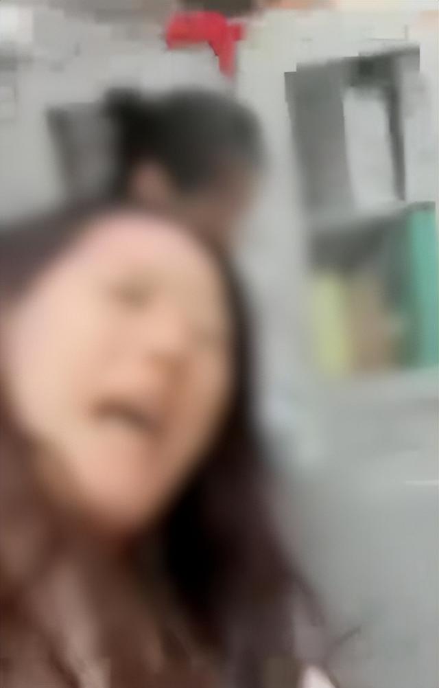 女子称因不服从调岗被领导扇耳光、抹辣椒油，涉事经理回应：“她激怒我，我就让她闭嘴但没到打的程度”