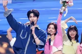 "赵今麦张凌赫CP感爆棚，网友：民政局给你们搬来了，快领证吧！"图片