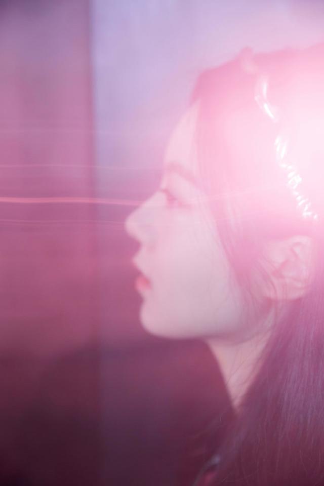 赵今麦｜梦幻少女，红衣飘逸，头饰点缀，宛如仙子降临。