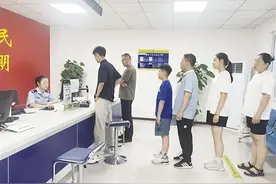 记者走访卧龙区公安分局办理身份证业务“夜间专场” 服务“不打烊” 用心办好民生实事图片