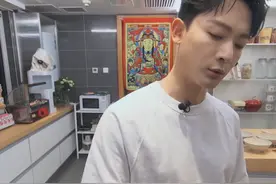 张晚意首次上真人秀，大口吃油炸蚂蚱，提及杨紫：我觉得真美图片