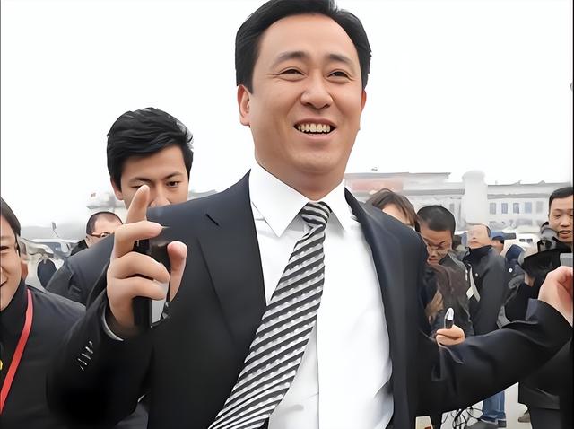 开始清算？逃到英国两年，许家印前妻再迎2大噩耗，儿子也遭牵连