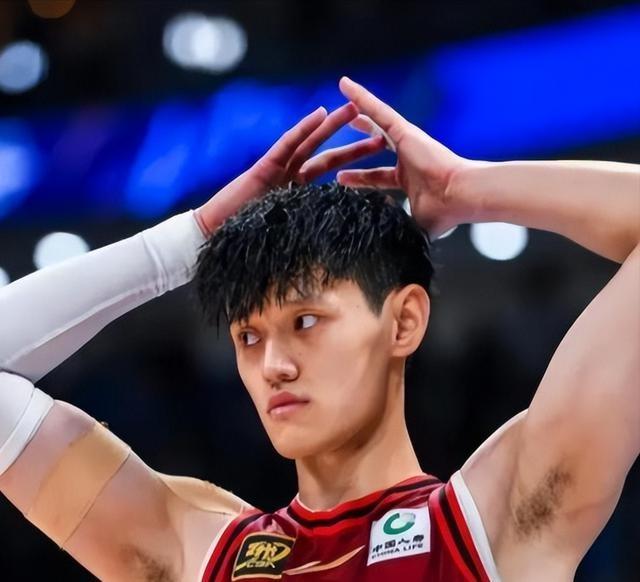 恭喜！22岁曾凡博签约达成，拒绝海外合同重返首钢，奥莫特被裁！