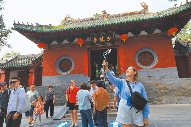 河南省委书记“暗访少林寺”	，希望宗教界人士严持戒律，强调严肃查处违法违规行为，保障游客合法权益