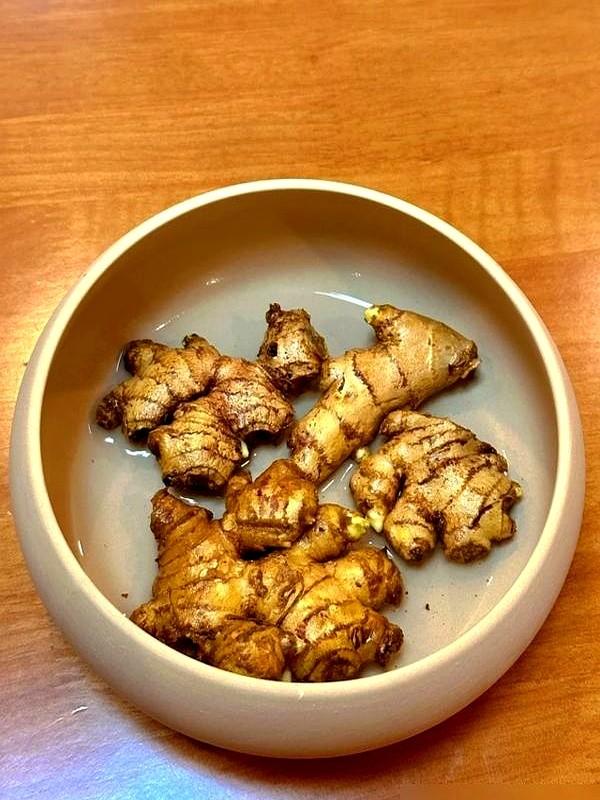 北京一姑娘“把生姜当绿植”养在客厅走红，网友：好美，好高级