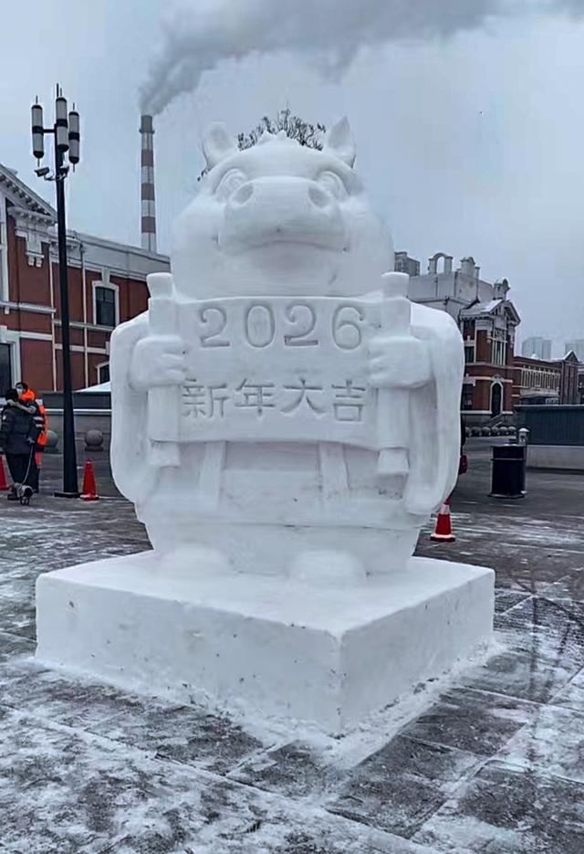 辽宁沈阳：沈阳火车站巨型雪人雪雕已成为市民与游人的热门打卡点