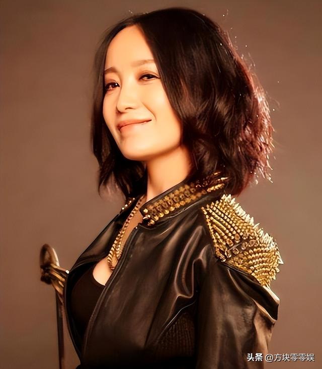 她连上5次春晚，私下却和恩师同居怀孕被骗流产，今57岁依然单身
