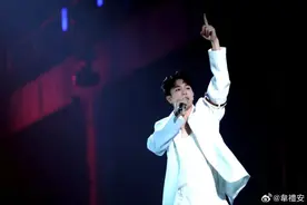 公开拒绝天后“示爱”，他在35岁偷偷结婚：好帅，好甜！图片