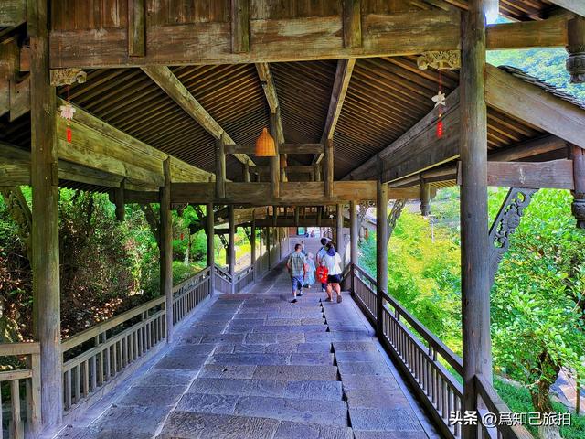 遵义乌江寨山峦连绵起伏 碧水绕寨而行