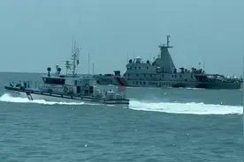 进12海里非法捕鱼，大陆海警查扣台渔船，台海巡对峙阻拦被赶走图片