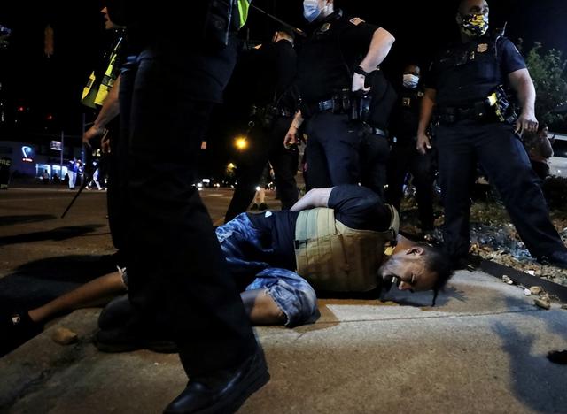 美国姑娘来中国旅游，回国哭3天，直言美国与中国差距一目了然