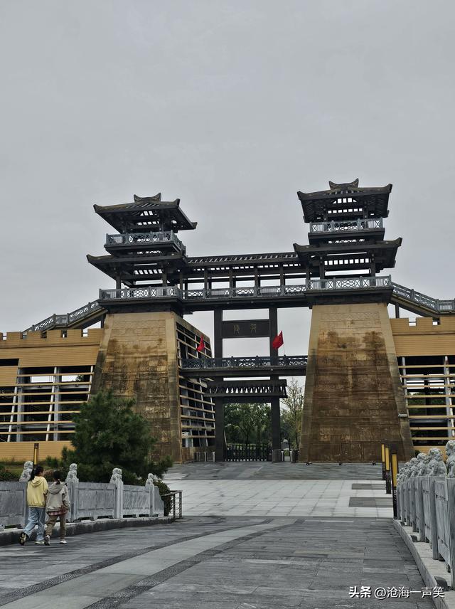 周末神仙去处，苑城公园，既可以赏金黄的银杏叶，还可以赏水景